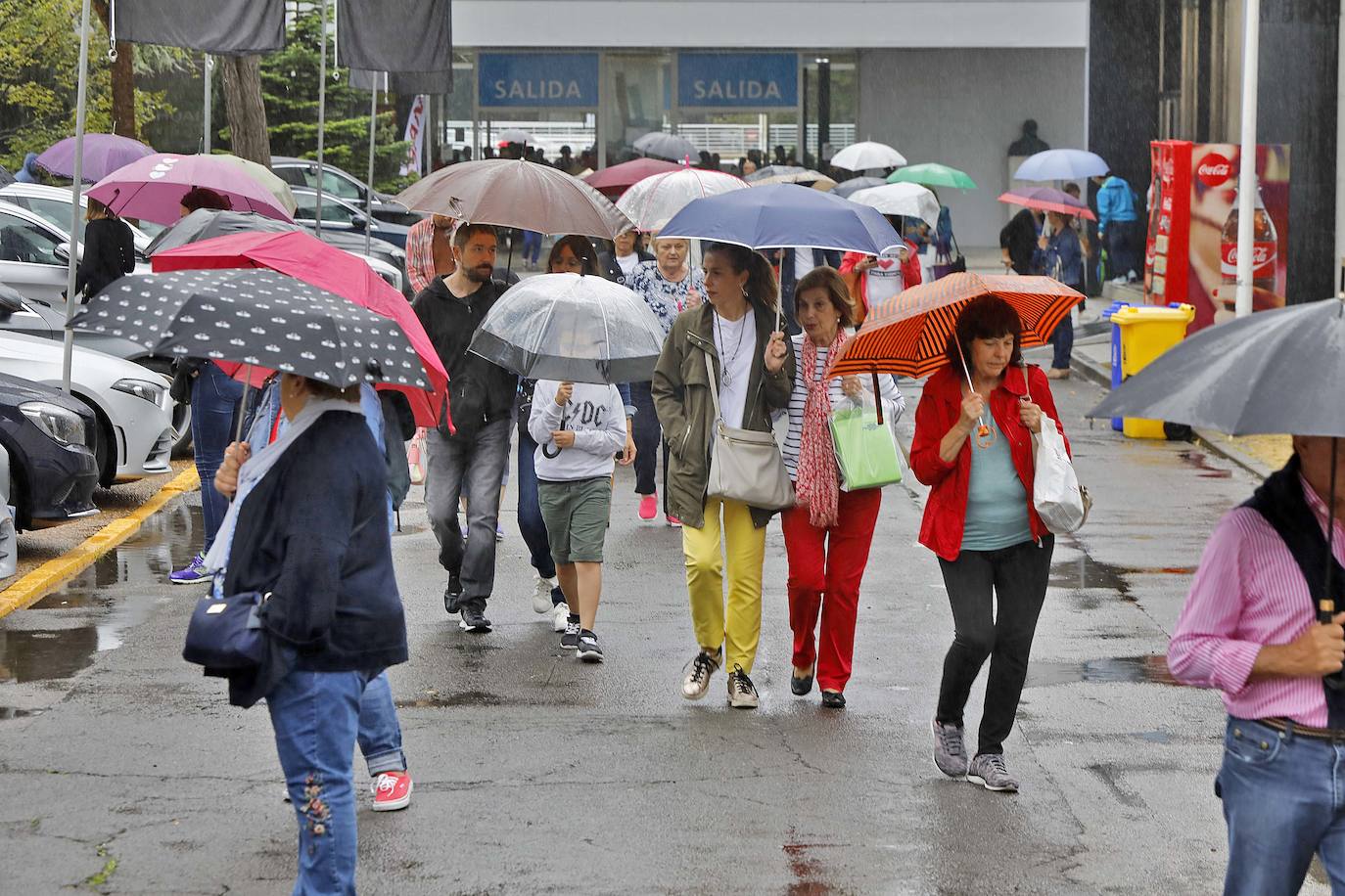 Los paraguas son los protagonistas en el útimo día de la Feria de Muestras de Asturias (Fidma).
