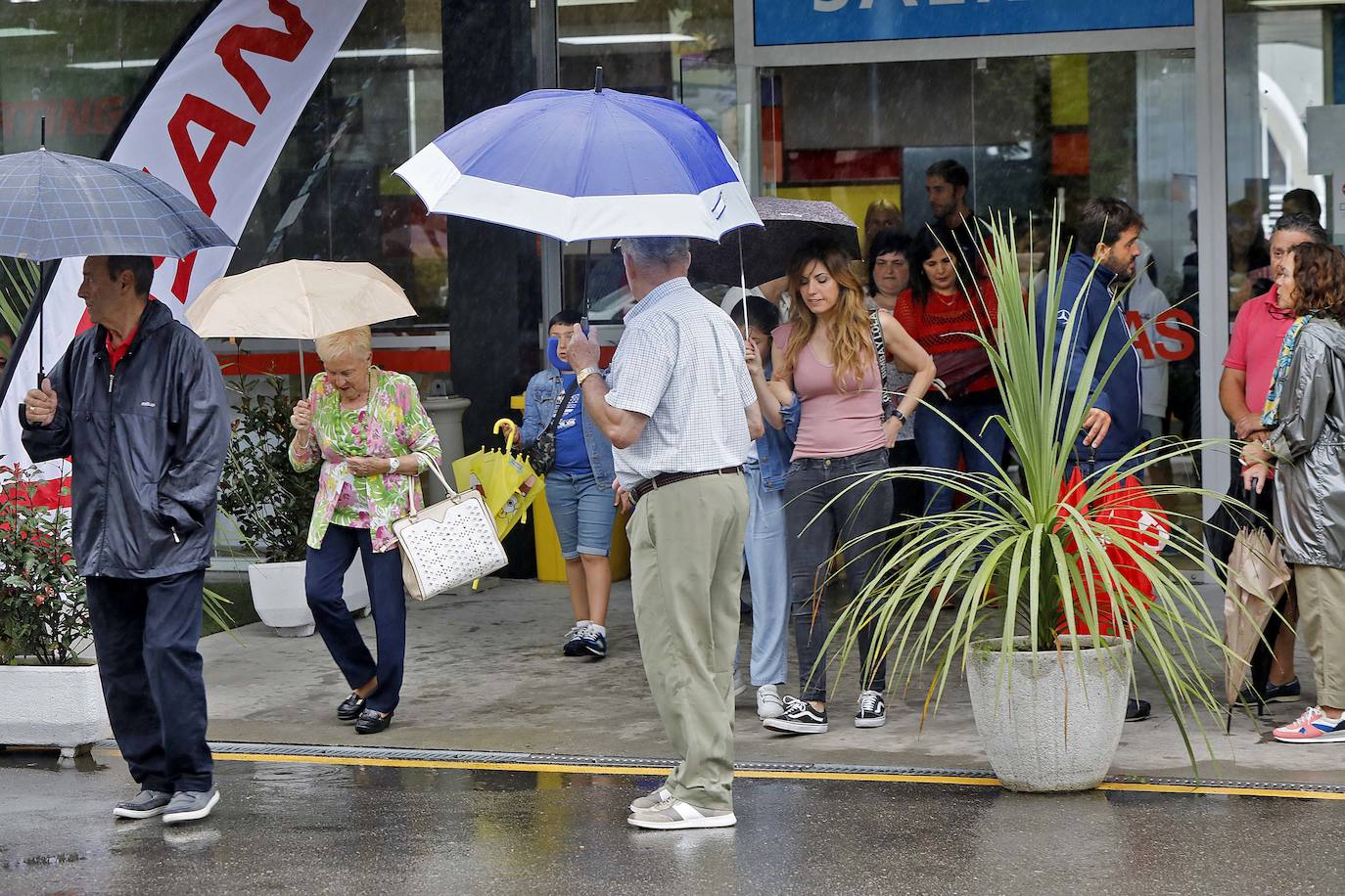 Los paraguas son los protagonistas en el útimo día de la Feria de Muestras de Asturias (Fidma).