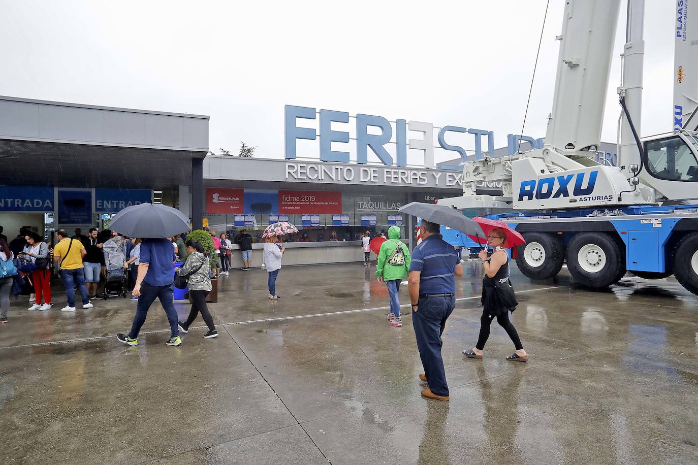 Los paraguas son los protagonistas en el útimo día de la Feria de Muestras de Asturias (Fidma).