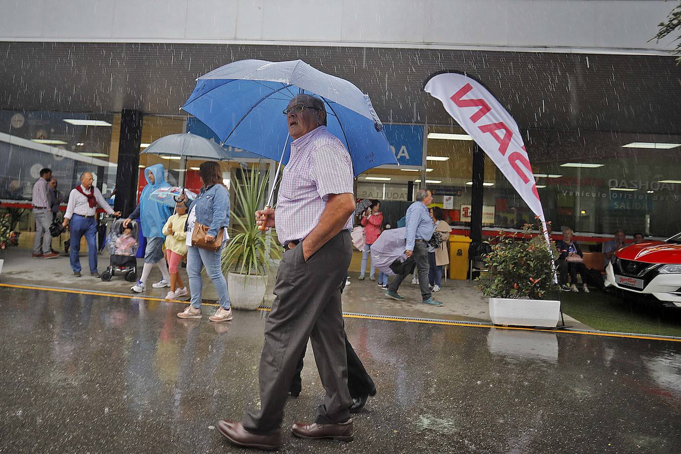 Los paraguas son los protagonistas en el útimo día de la Feria de Muestras de Asturias (Fidma).