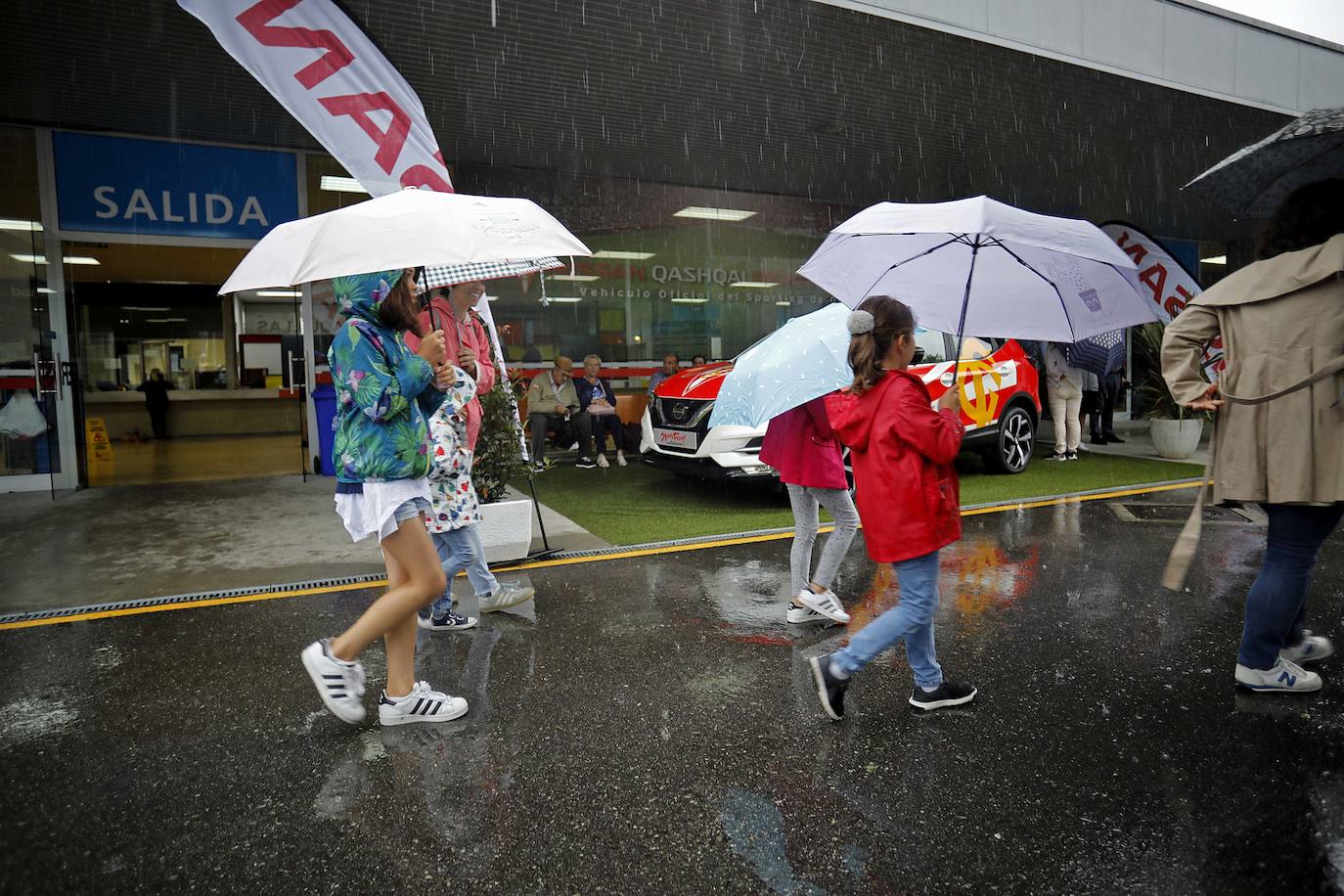 Los paraguas son los protagonistas en el útimo día de la Feria de Muestras de Asturias (Fidma).
