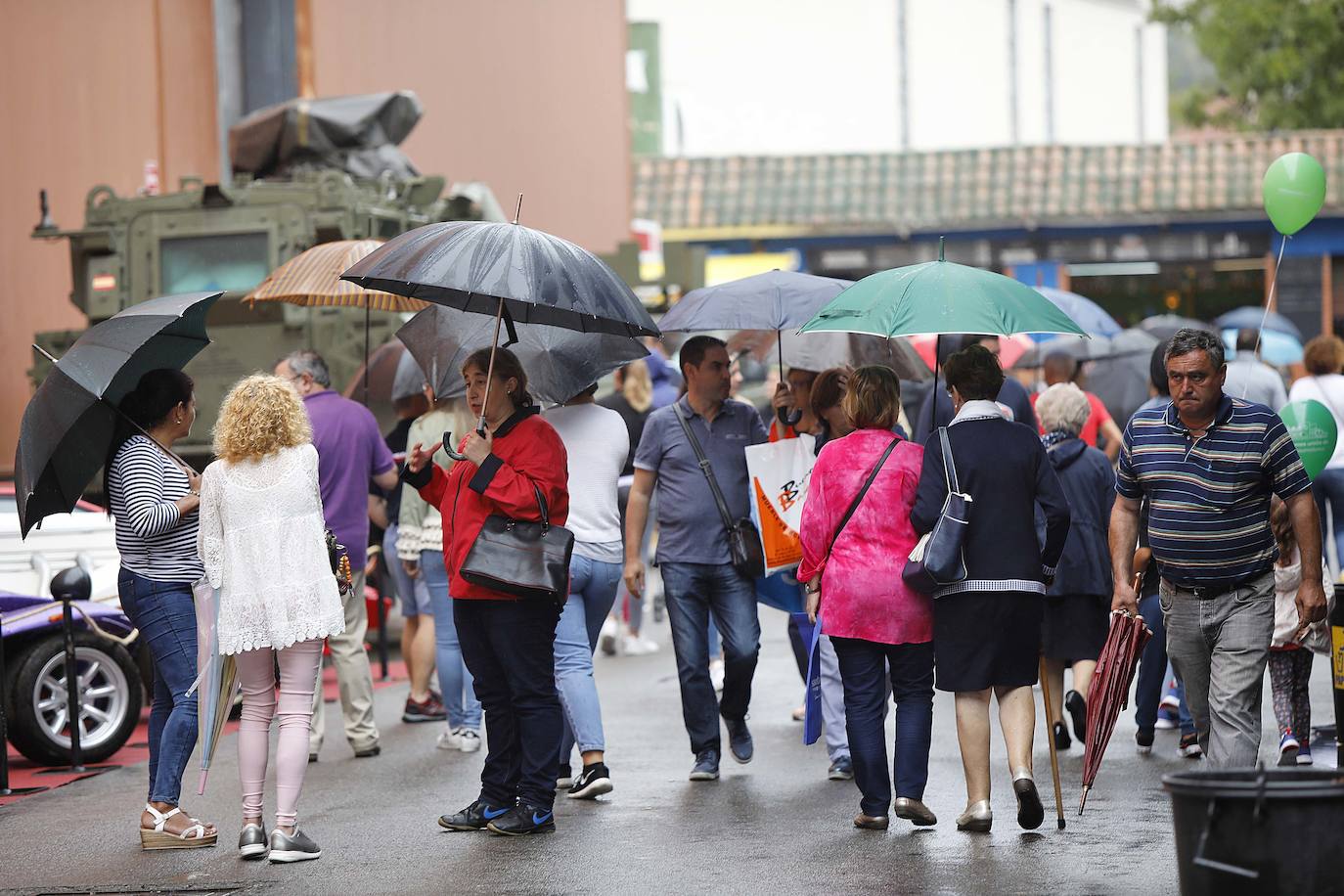 Los paraguas son los protagonistas en el útimo día de la Feria de Muestras de Asturias (Fidma).