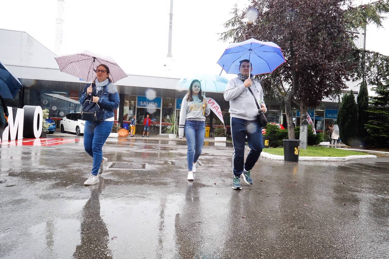 Los paraguas son los protagonistas en el útimo día de la Feria de Muestras de Asturias (Fidma).