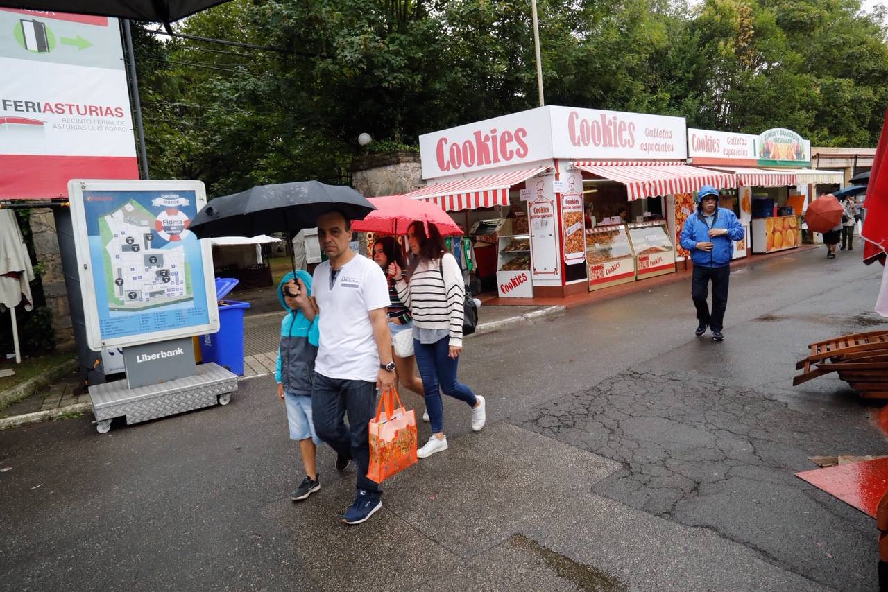 Los paraguas son los protagonistas en el útimo día de la Feria de Muestras de Asturias (Fidma).