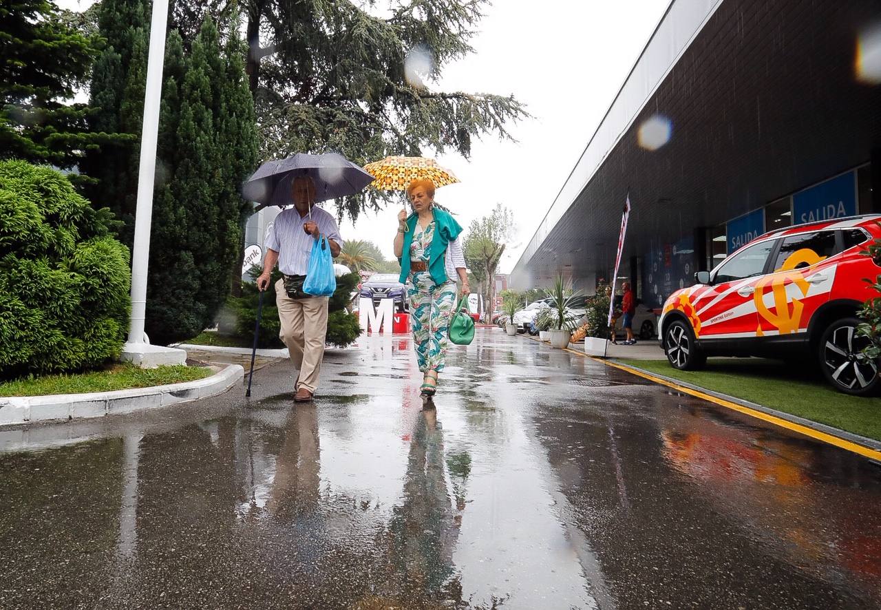 Los paraguas son los protagonistas en el útimo día de la Feria de Muestras de Asturias (Fidma).