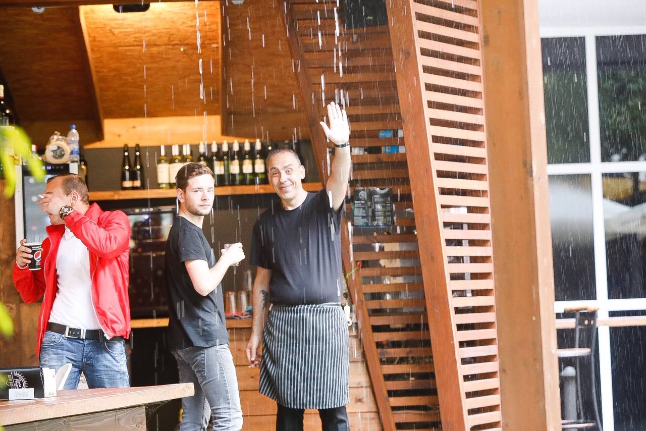 Los paraguas son los protagonistas en el útimo día de la Feria de Muestras de Asturias (Fidma).