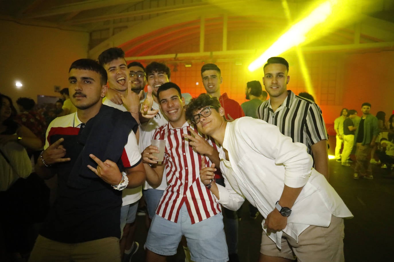 Cientos de jóvenes se dieron cita en la tradicional fiesta de fin de Feria que se celebró en las instalaciones de la Laboral. ¡Búscate en nuestra galería!