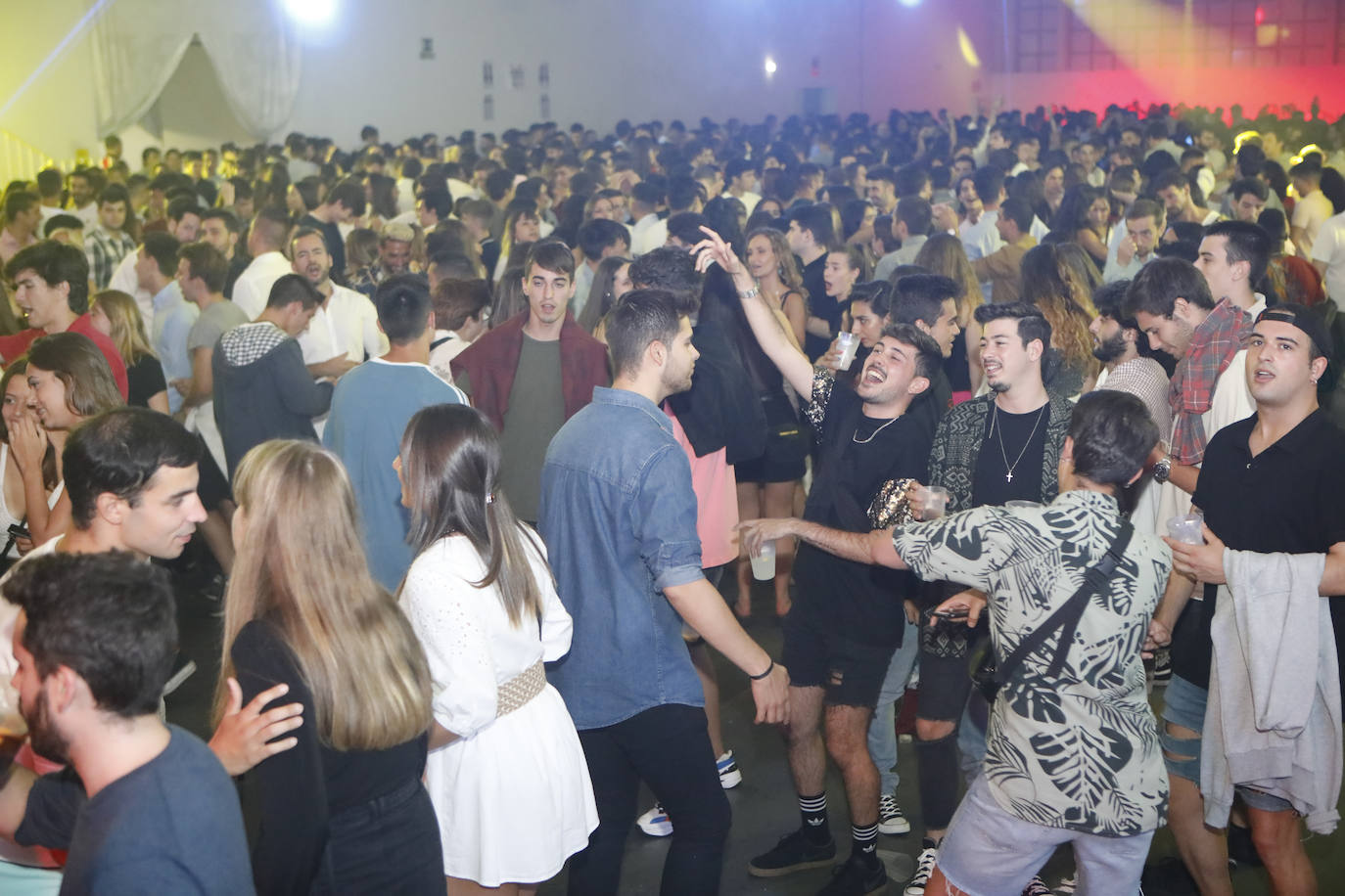 Cientos de jóvenes se dieron cita en la tradicional fiesta de fin de Feria que se celebró en las instalaciones de la Laboral. ¡Búscate en nuestra galería!