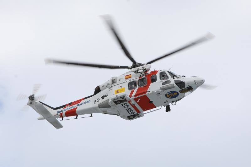 Bomberos de Asturias, Salvamento Marítimo, Guardia Civil y Policía Local de Castrillón rastrean la costa del concejo para localizar a una mujer que cayó al mar mientras pescaba de madrugada en Arnao. 