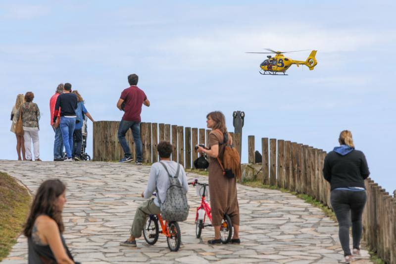 Bomberos de Asturias, Salvamento Marítimo, Guardia Civil y Policía Local de Castrillón rastrean la costa del concejo para localizar a una mujer que cayó al mar mientras pescaba de madrugada en Arnao. 