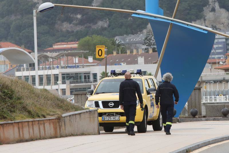 Bomberos de Asturias, Salvamento Marítimo, Guardia Civil y Policía Local de Castrillón rastrean la costa del concejo para localizar a una mujer que cayó al mar mientras pescaba de madrugada en Arnao. 