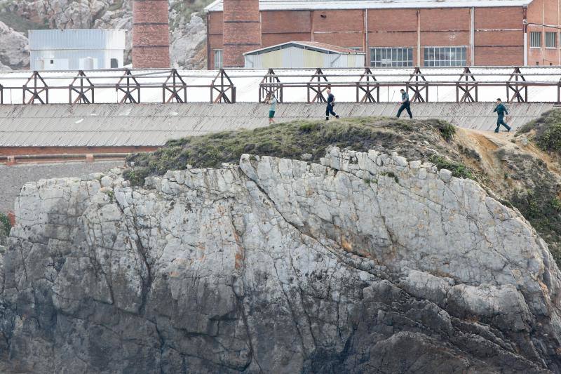 Bomberos de Asturias, Salvamento Marítimo, Guardia Civil y Policía Local de Castrillón rastrean la costa del concejo para localizar a una mujer que cayó al mar mientras pescaba de madrugada en Arnao. 