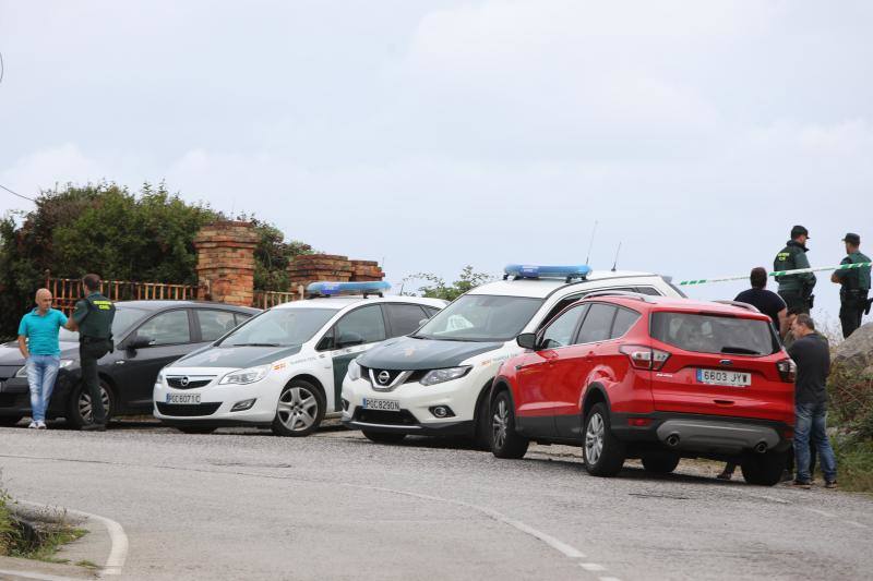 Bomberos de Asturias, Salvamento Marítimo, Guardia Civil y Policía Local de Castrillón rastrean la costa del concejo para localizar a una mujer que cayó al mar mientras pescaba de madrugada en Arnao. 