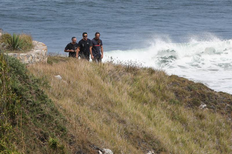 Bomberos de Asturias, Salvamento Marítimo, Guardia Civil y Policía Local de Castrillón rastrean la costa del concejo para localizar a una mujer que cayó al mar mientras pescaba de madrugada en Arnao. 