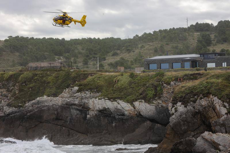 Bomberos de Asturias, Salvamento Marítimo, Guardia Civil y Policía Local de Castrillón rastrean la costa del concejo para localizar a una mujer que cayó al mar mientras pescaba de madrugada en Arnao. 