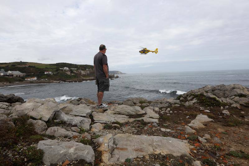 Bomberos de Asturias, Salvamento Marítimo, Guardia Civil y Policía Local de Castrillón rastrean la costa del concejo para localizar a una mujer que cayó al mar mientras pescaba de madrugada en Arnao. 