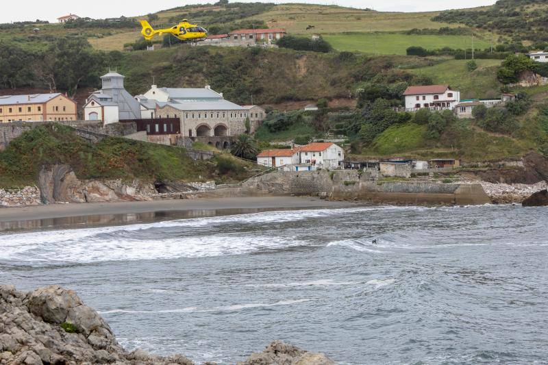 Bomberos de Asturias, Salvamento Marítimo, Guardia Civil y Policía Local de Castrillón rastrean la costa del concejo para localizar a una mujer que cayó al mar mientras pescaba de madrugada en Arnao. 