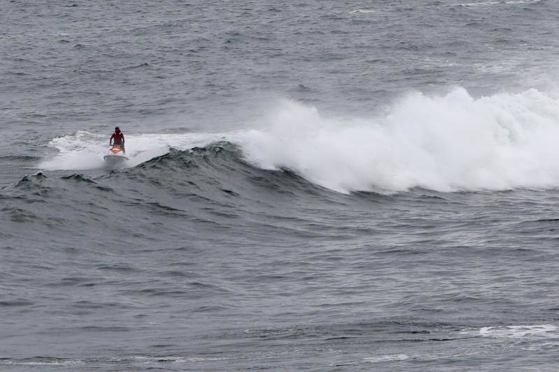 Bomberos de Asturias, Salvamento Marítimo, Guardia Civil y Policía Local de Castrillón rastrean la costa del concejo para localizar a una mujer que cayó al mar mientras pescaba de madrugada en Arnao. 