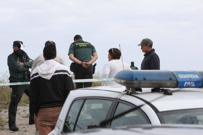 Bomberos de Asturias, Salvamento Marítimo, Guardia Civil y Policía Local de Castrillón rastrean la costa del concejo para localizar a una mujer que cayó al mar mientras pescaba de madrugada en Arnao. 