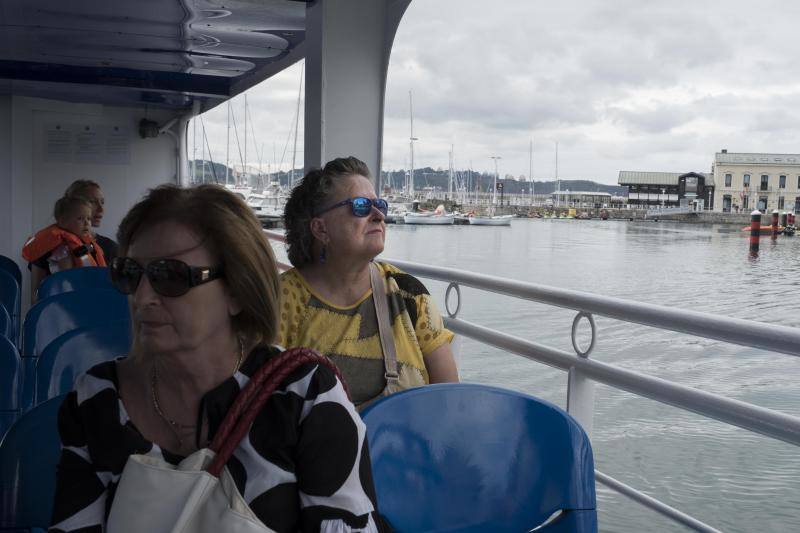 La embarcación Canteli navega cada día para mostrar la ciudad desde el agua.