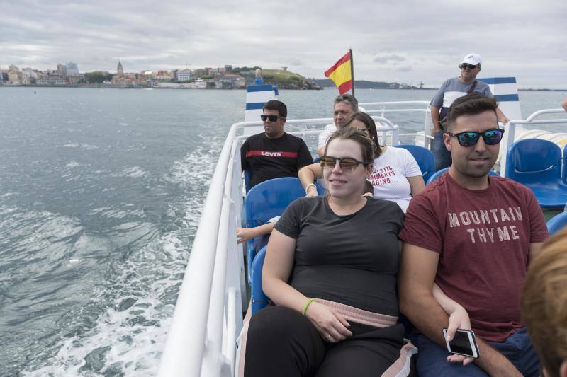 La embarcación Canteli navega cada día para mostrar la ciudad desde el agua.