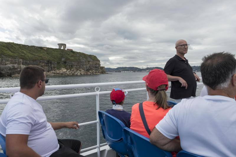 La embarcación Canteli navega cada día para mostrar la ciudad desde el agua.