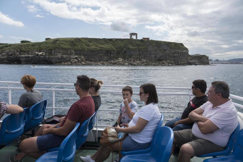 La embarcación Canteli navega cada día para mostrar la ciudad desde el agua.