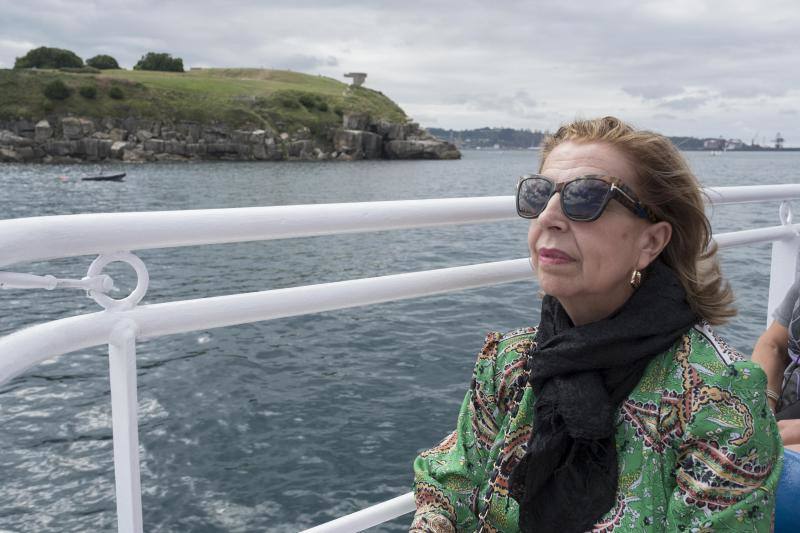 La embarcación Canteli navega cada día para mostrar la ciudad desde el agua.