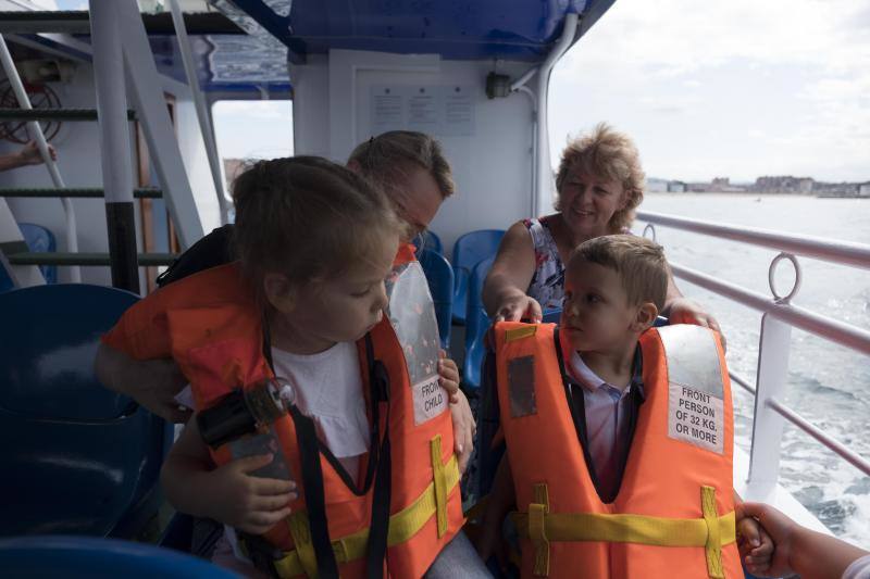 La embarcación Canteli navega cada día para mostrar la ciudad desde el agua.