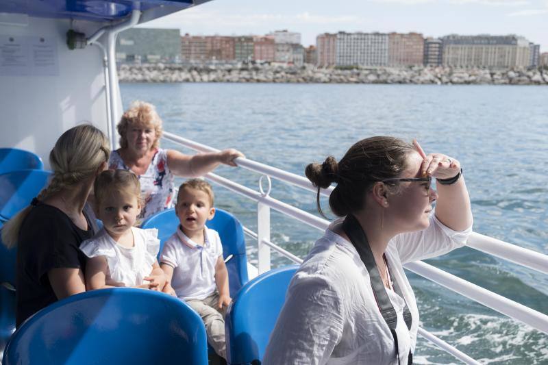 La embarcación Canteli navega cada día para mostrar la ciudad desde el agua.