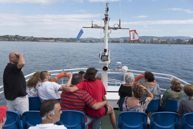 La embarcación Canteli navega cada día para mostrar la ciudad desde el agua.