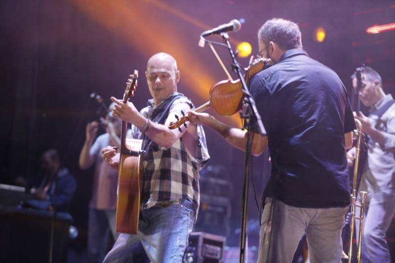 El grupo vallisoletano puso el broche de oro a la fiesta en Laviana con un recorrido por sus mejores temas.