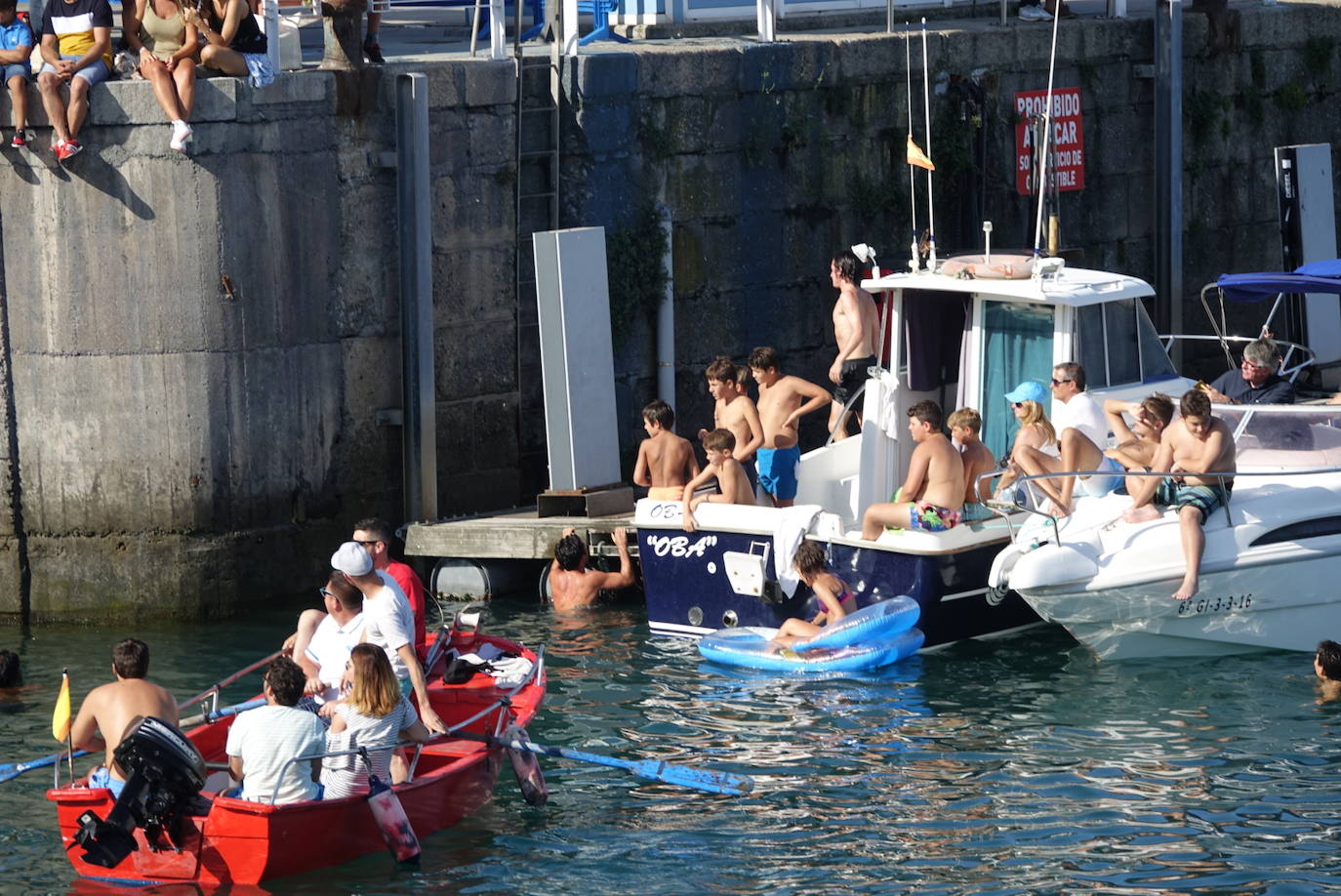 Decenas de participantes en una nueva edición de la tradicional cucaña de Lastres.