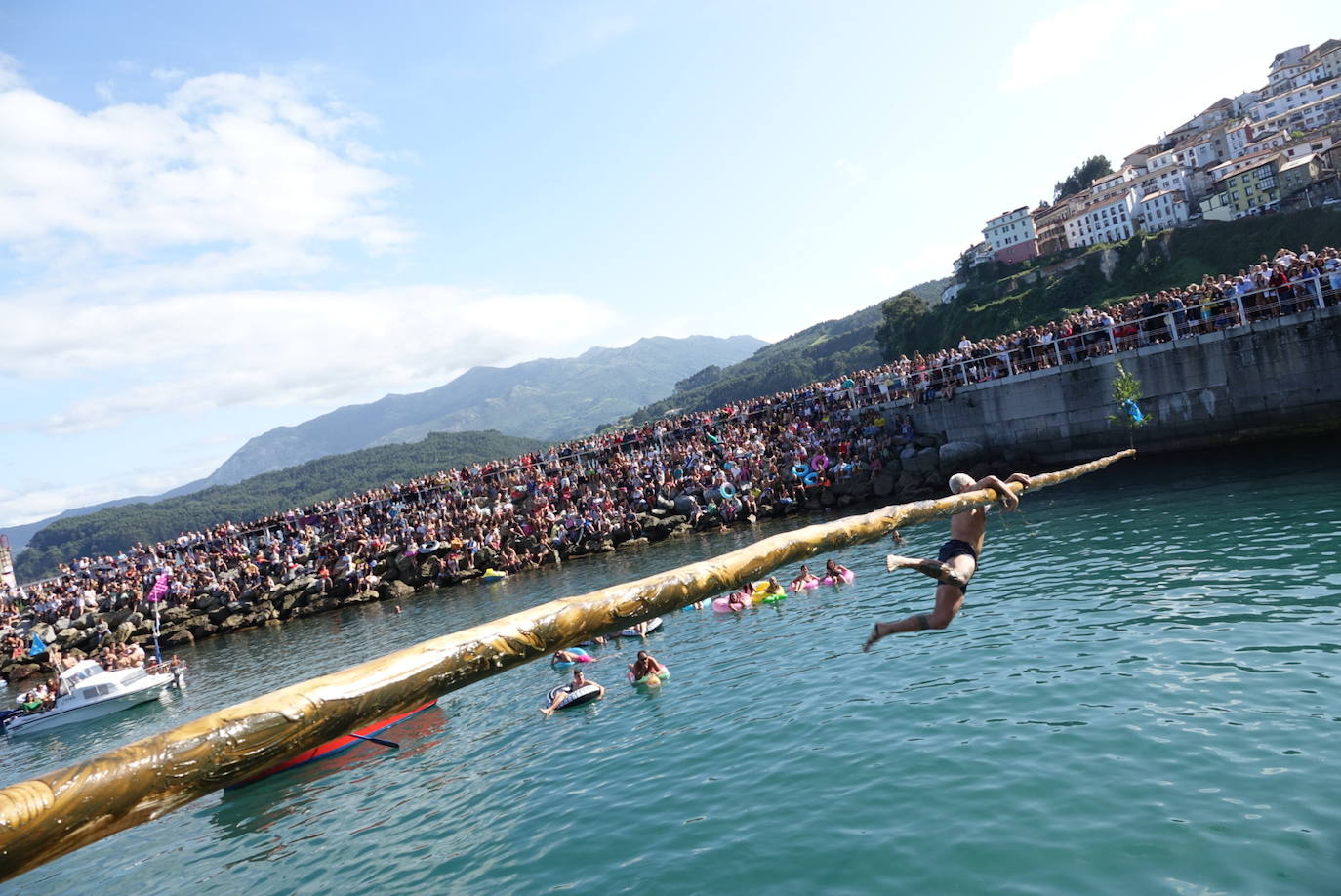 Decenas de participantes en una nueva edición de la tradicional cucaña de Lastres.