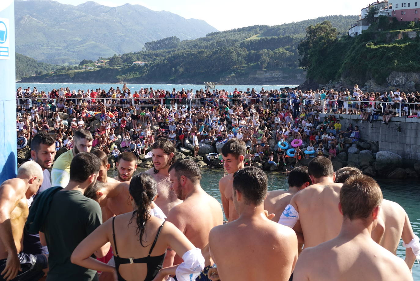 Decenas de participantes en una nueva edición de la tradicional cucaña de Lastres.