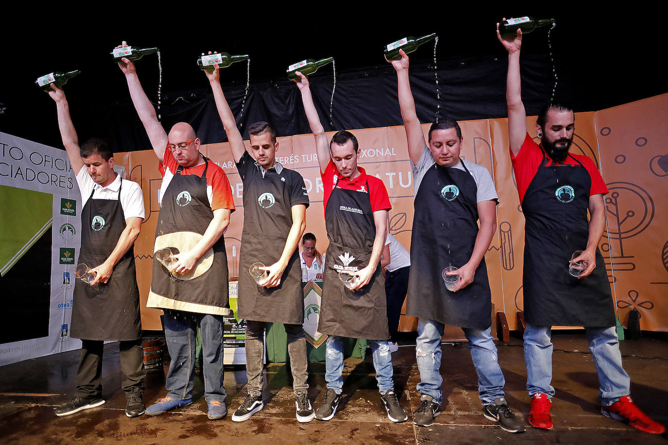 La Playa Mayor de Gijón acogió este jueves la celebración del Concurso de Escanciadores, dentro de las actividades de la fiesta de la sidra. 