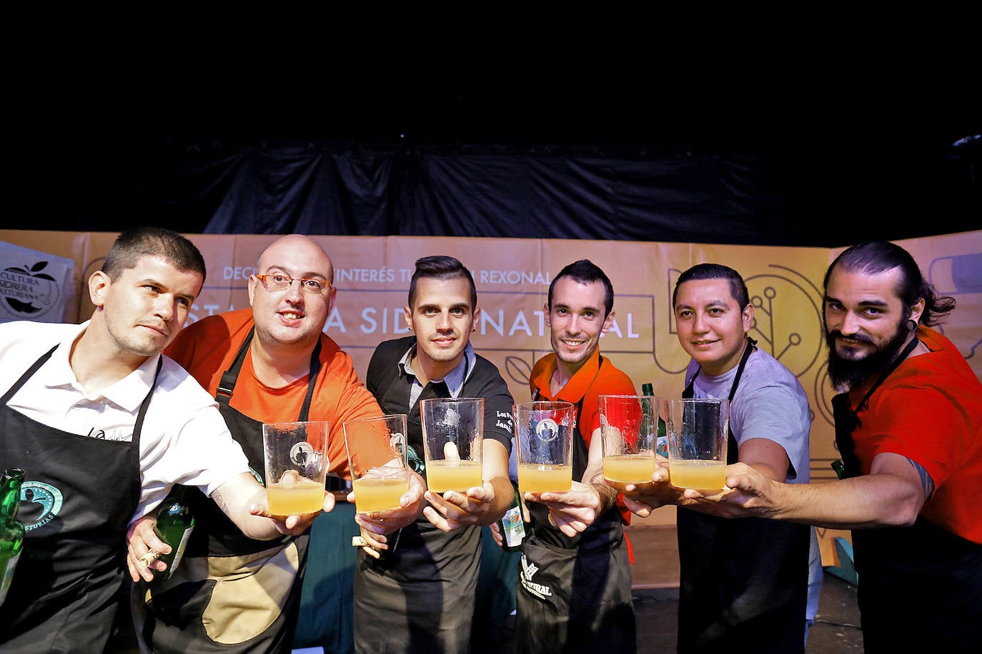 La Playa Mayor de Gijón acogió este jueves la celebración del Concurso de Escanciadores, dentro de las actividades de la fiesta de la sidra. 