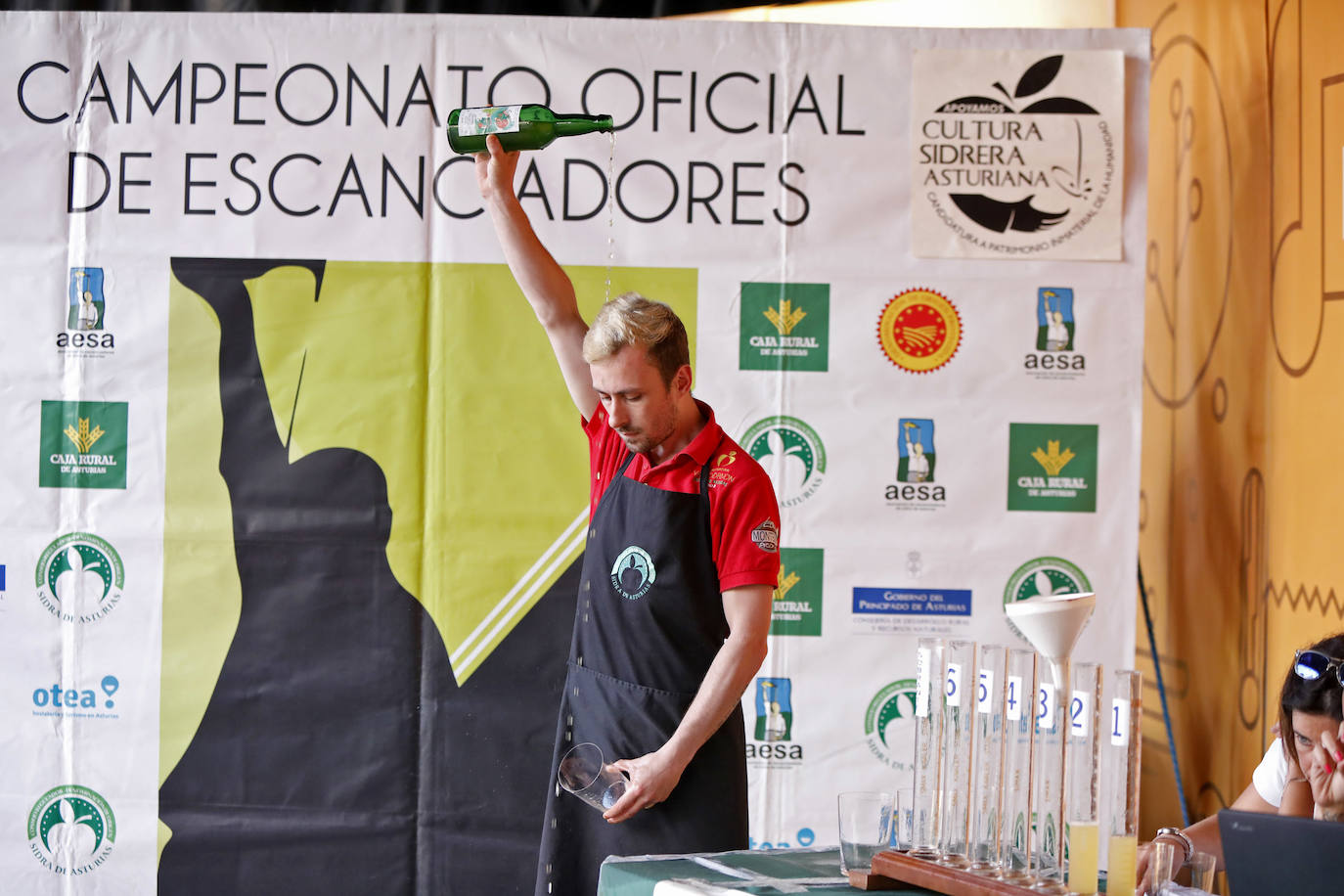 La Playa Mayor de Gijón acogió este jueves la celebración del Concurso de Escanciadores, dentro de las actividades de la fiesta de la sidra. 