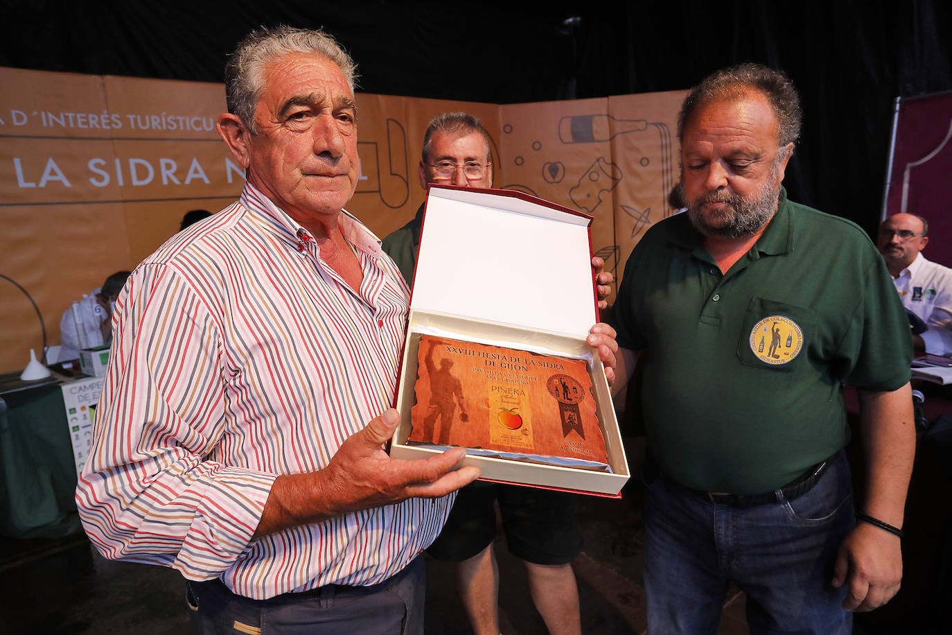 La Playa Mayor de Gijón acogió este jueves la celebración del Concurso de Escanciadores, dentro de las actividades de la fiesta de la sidra. 