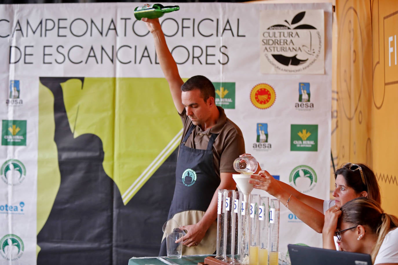 La Playa Mayor de Gijón acogió este jueves la celebración del Concurso de Escanciadores, dentro de las actividades de la fiesta de la sidra. 