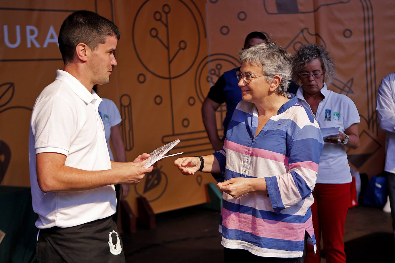 La Playa Mayor de Gijón acogió este jueves la celebración del Concurso de Escanciadores, dentro de las actividades de la fiesta de la sidra. 