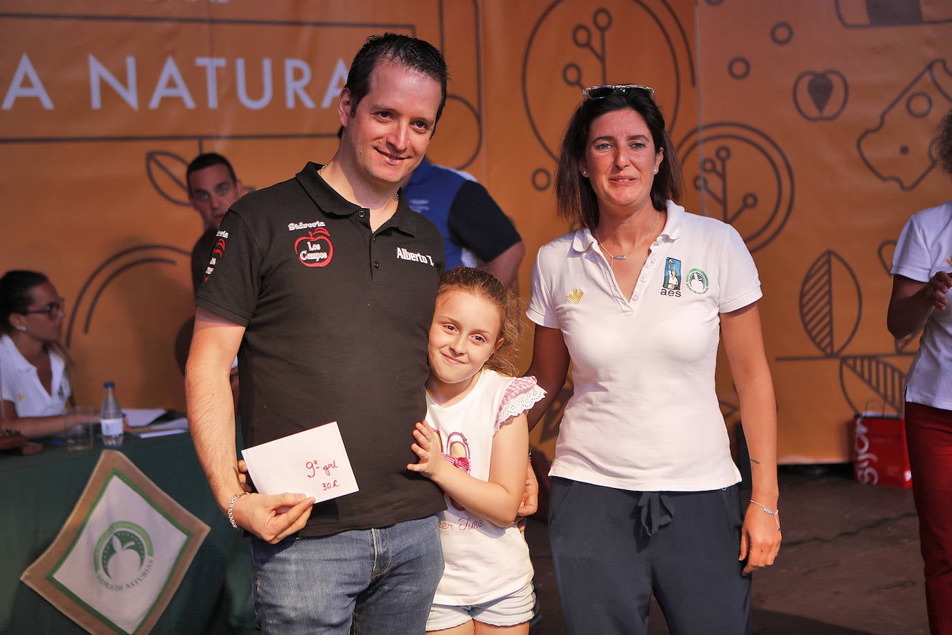 La Playa Mayor de Gijón acogió este jueves la celebración del Concurso de Escanciadores, dentro de las actividades de la fiesta de la sidra. 