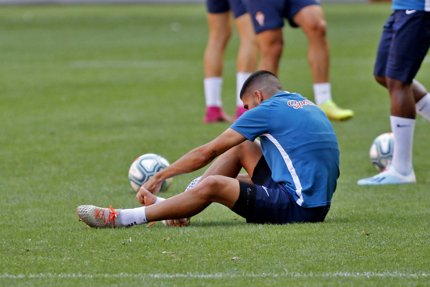 El conjunto rojiblanco se ejercita en Mareo para preparar el encuentro ante el Rayo Vallecano el domingo. 