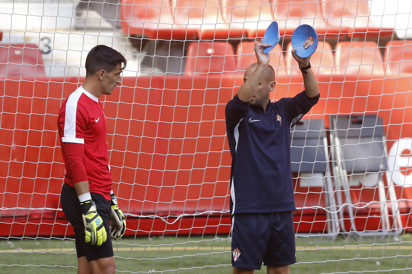 El conjunto rojiblanco se ejercita en Mareo para preparar el encuentro ante el Rayo Vallecano el domingo. 