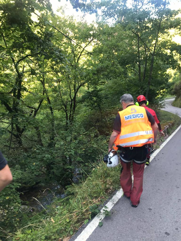 Dos personas han resultado heridas al caer con el coche en el que viajaban al río Nalón en el concejo de Caso. El accidente ha tenido lugar en la carretera que une La Foz con el puerto de Tarna.
