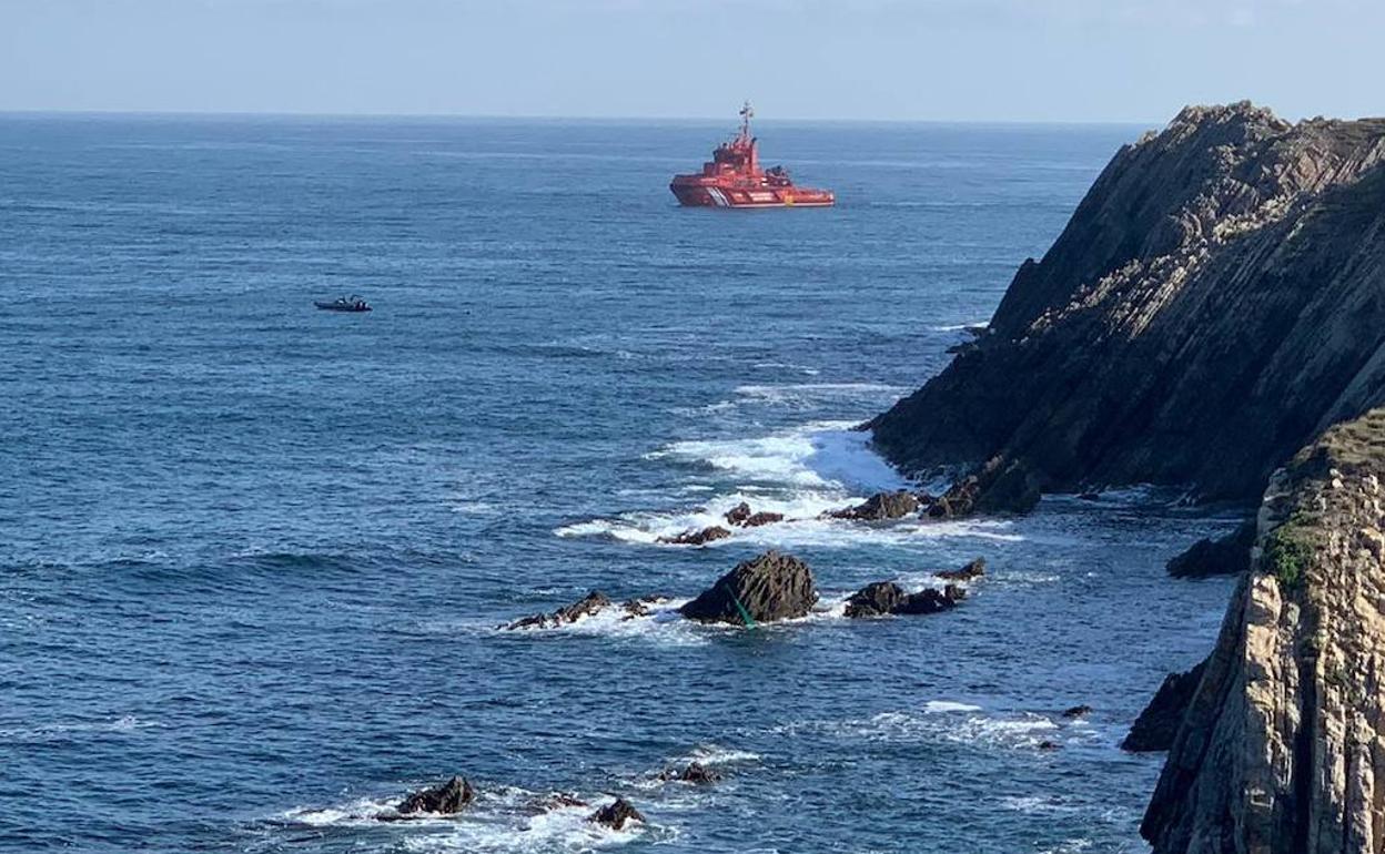 Salvamento Marítimo y la patrullera de la Guardia Civil en Arnao.