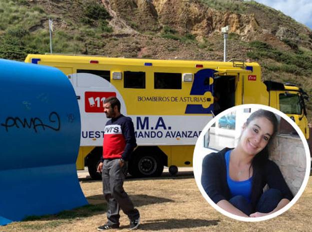 Borja Ovies, pareja de la joven arrastrada por la mar en Arnao, siguió desde Salinas el operativo de búsqueda. 