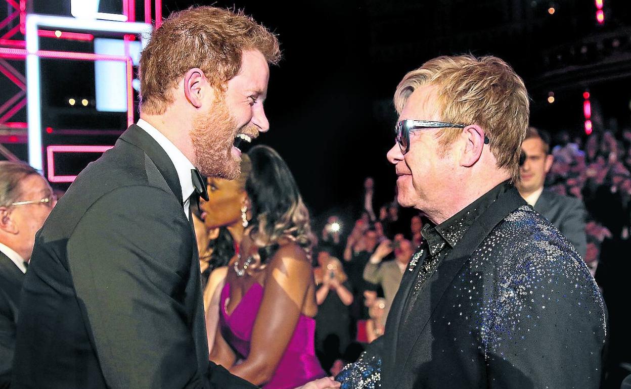 Elton John, con Enrique de Inglaterra en un concierto celebrado en el Albert Hall de Londres . 