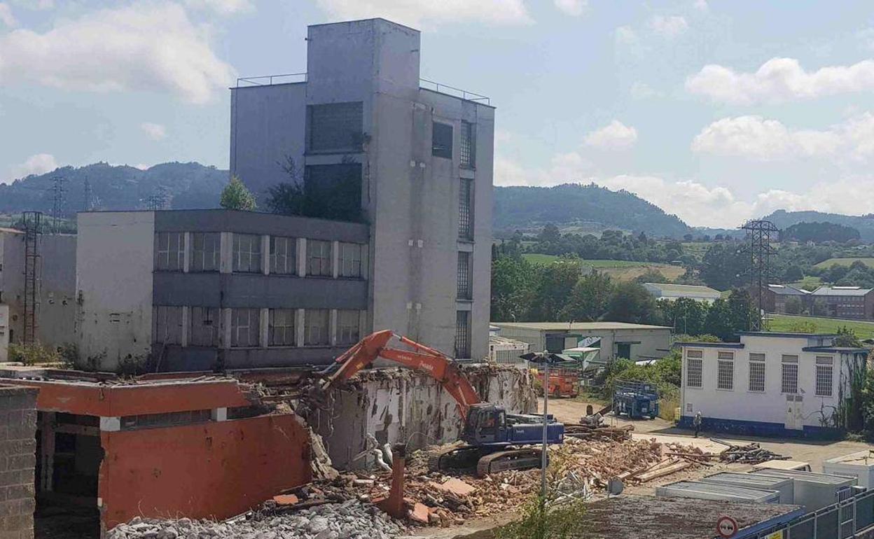 Inician el derribo de la antigua fábrica de Nestlé en Villaviciosa