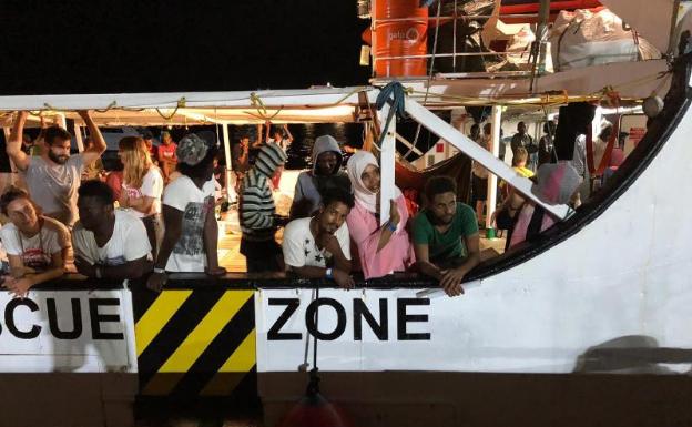 El buque Audaz trasladará a España a quince de los migrantes del Open Arms